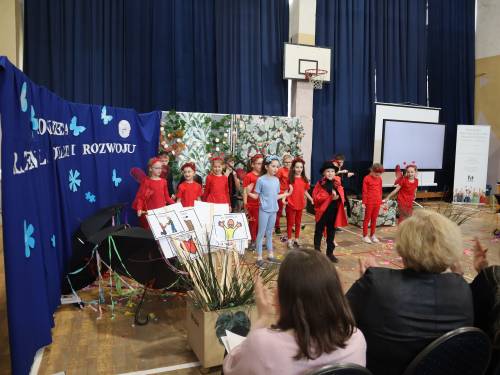 Zdjęcie przedstawia konferencję Razem dla edukacji i rozwoju w Szkole Podstawowej nr 4 w Pruszczu Gdańskim